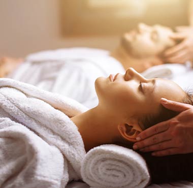 Couple en double cabine massage